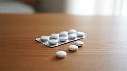 На столе лежат таблетки