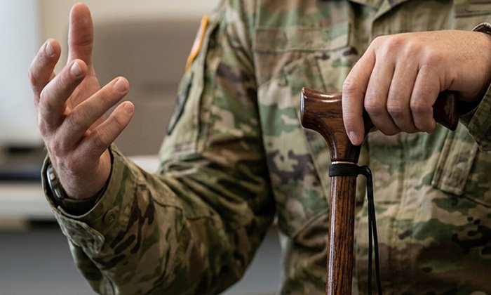 Участник СВО с тростью